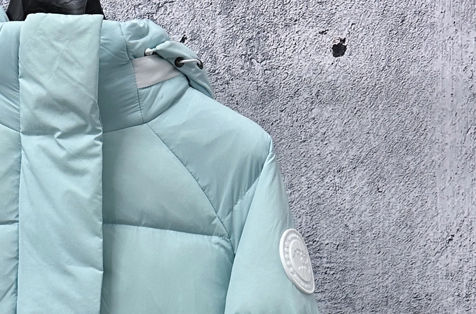 [𝗖𝗔𝗡𝗔𝗗𝗔 𝗚𝗢𝗢𝗦𝗘] Capsule Series Macaron Color White Label Fabric: Made of CORDURA gray cloth imported from Du Pont of the United States, soft Endura Luxe fabric, which enhances the durability of easy-to-wear parts, is lightweight and durable; the inner liner is made of T anti-velvet gallbladder, which is comfortable and soft, and does not rip through velvet. : Equipped with a detachable hood, which can be adjusted in two directions, and is also filled with down, which brings greater softness and wrapping around the head and neck, and is full of warmth. This parka has White trim on the back and around it, and the hardware locks are all original and custom-made, complementing the soft fabric color. Goose logo: The new Series silicone material logo on the official website, non-embroidered logo. Length: Fit hip-length. Size：XS-L